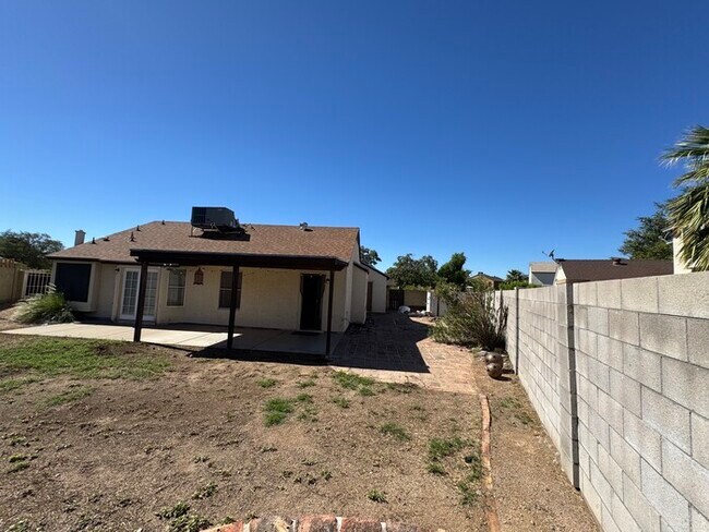 Building Photo - Glendale 3/2 With 2-Car Garage- 1/2 OFF FI...