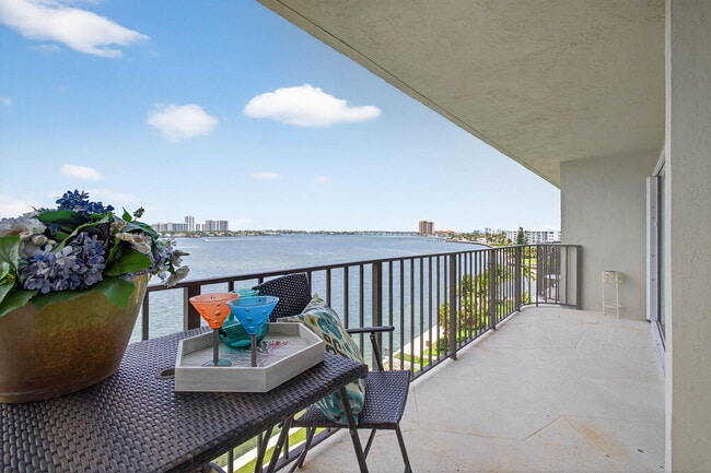 Building Photo - 801 Lake Shore Dr