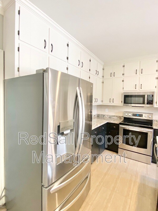 Building Photo - 3928 Oak Dr E