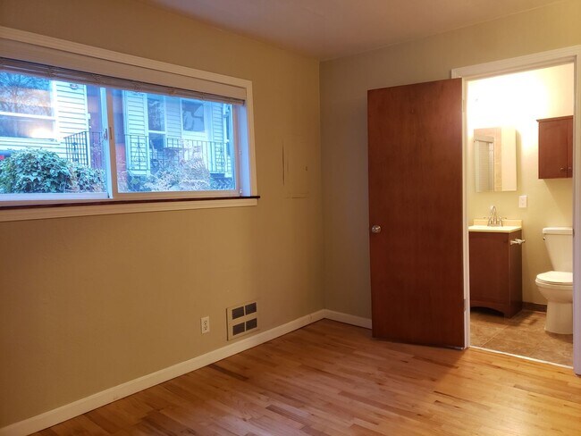 Building Photo - Fremont - Small Building - 1BR Top Floor C...