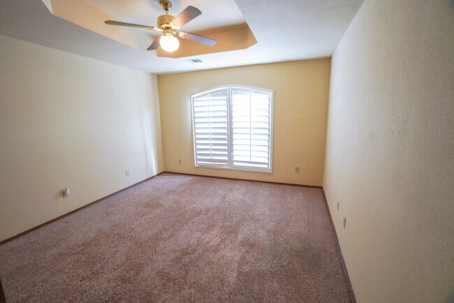 Building Photo - Must see 2 bed, 2 bath duplex near the University of Oklahoma