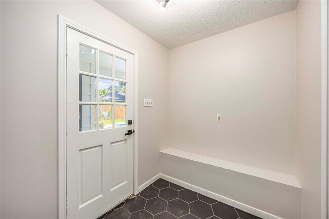 Building Photo - 5511 Green Timbers Dr