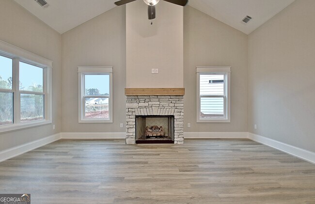 Building Photo - 190 Redhaven Dr