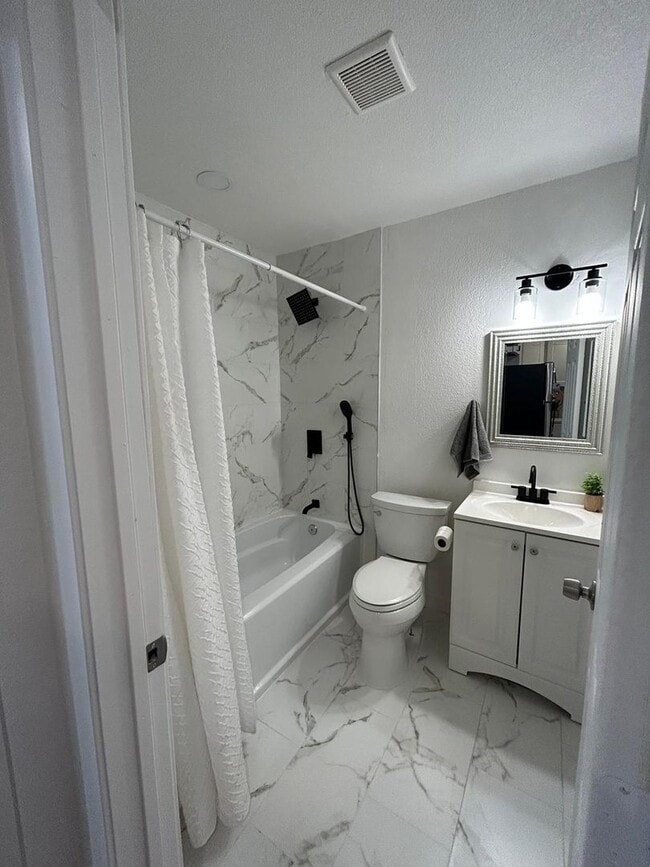 Building Photo - Charming Renovated 1 Bed / 1 Bath Apartment – Quiet North Dallas Living