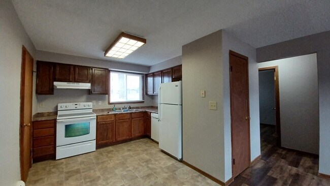 Building Photo - 940 Eisenhower Rd