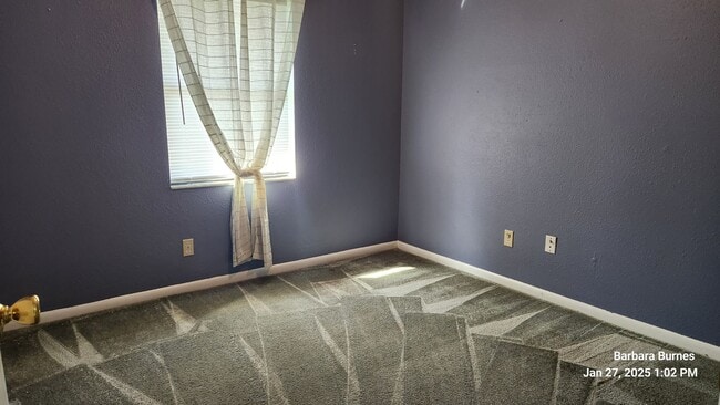 Building Photo - 3 bed 2 bath
