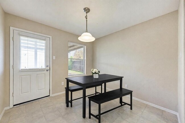 Building Photo - 921 Dexter Dr