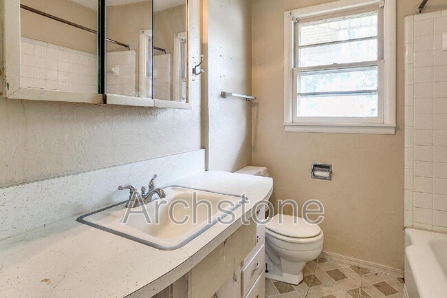 Building Photo - 724 General Senter Dr