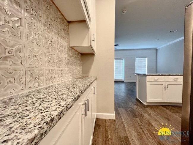 Building Photo - Custom Fort Walton Beach Townhouse in Gated Community!