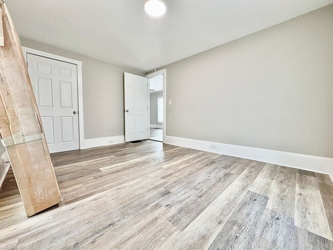 Building Photo - 822 W 4th St