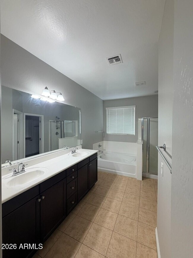Building Photo - 1810 W Loemann Dr