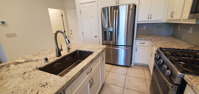 Building Photo - Beautiful townhome features a bright, open-concept layout