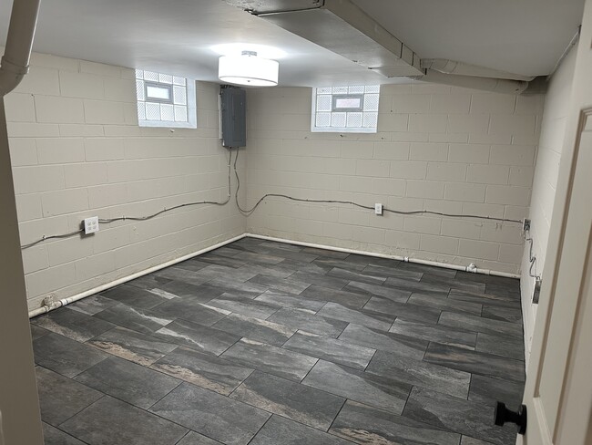 Building Photo - 83 S Lynhurst Dr