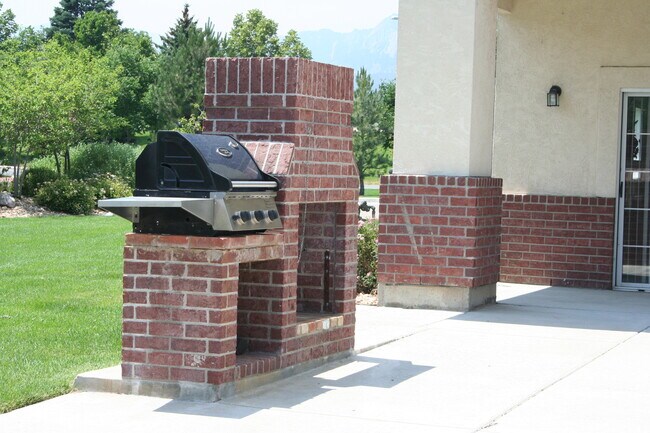 Building Photo - 530 Mohawk Dr