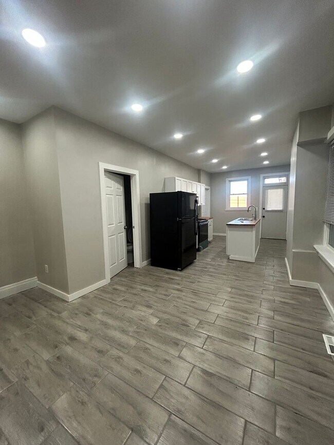 Building Photo - 320 Maclay St
