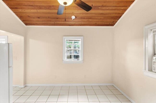 Building Photo - Unfurnished Studio!