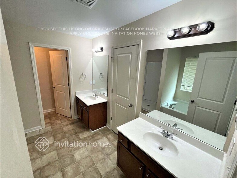Building Photo - 2445 Valley Creek Dr