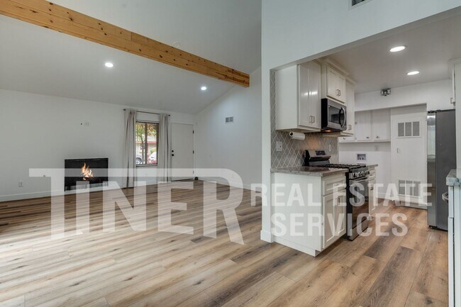 Building Photo - 324 Bridge Pl