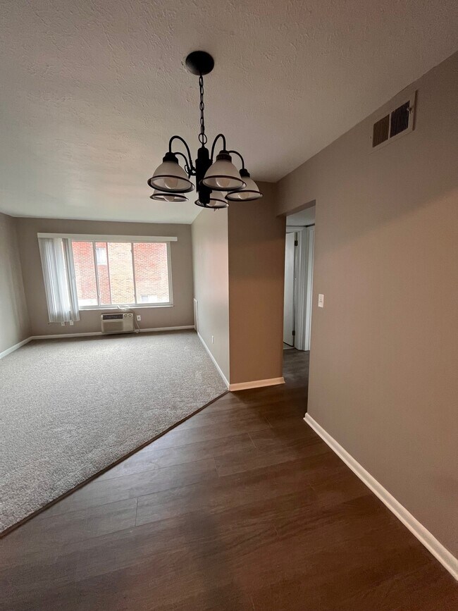 Building Photo - The Oaks at Margurite