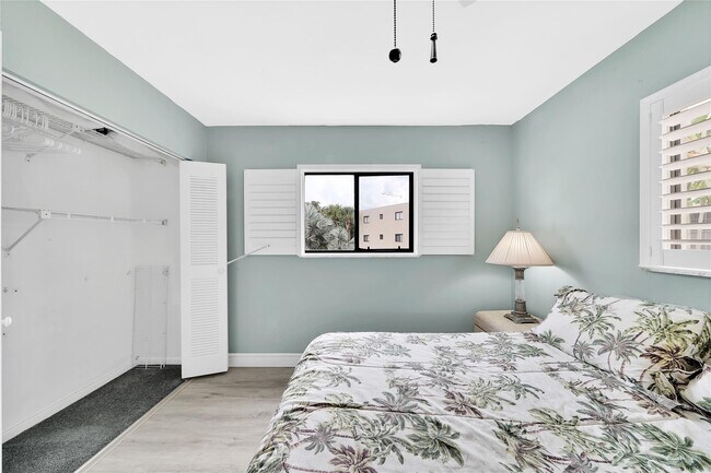 Building Photo - 5250 Las Verdes Cir