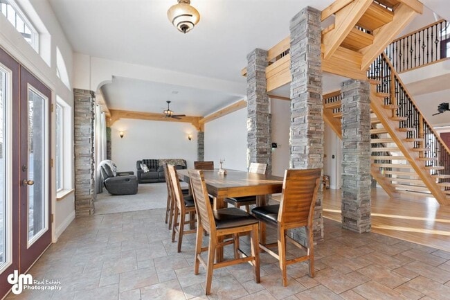 Building Photo - Gorgeous Palmer Home!