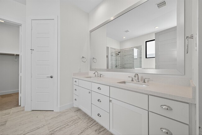 Building Photo - 4402 Schuler St