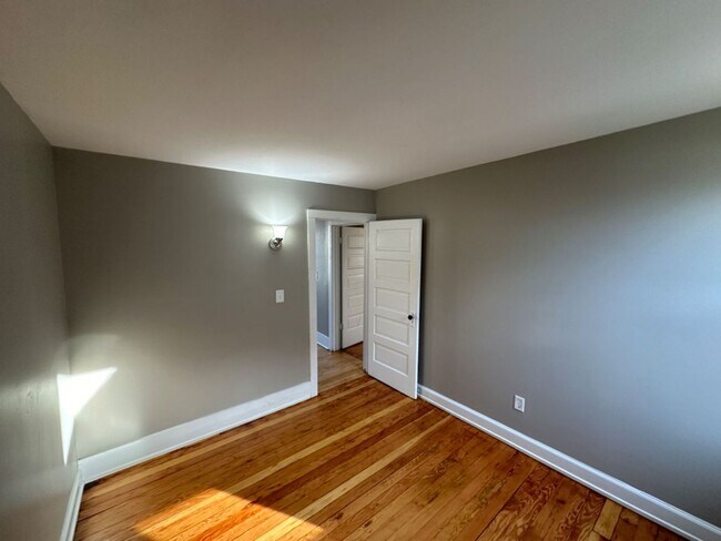 Building Photo - 3 Bedroom Duplex