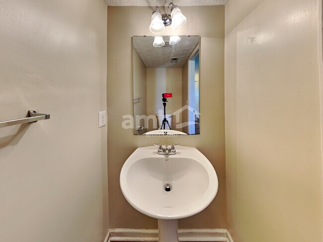 Building Photo - 5525 Village Grove Ln