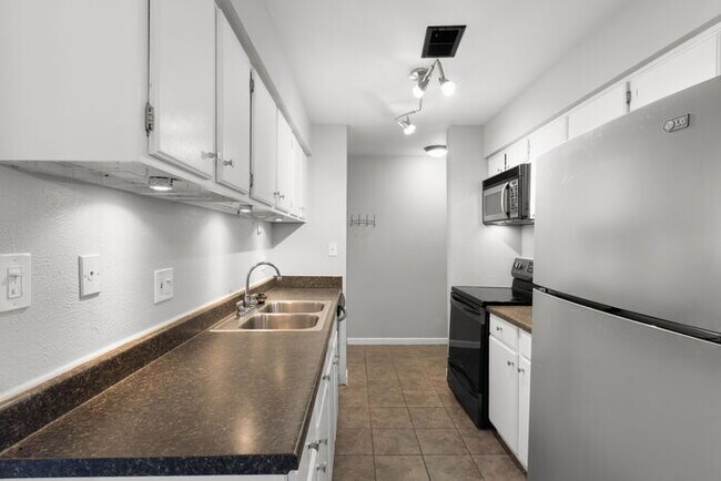 Building Photo - Recently updated 2 bedroom condo with upgr...