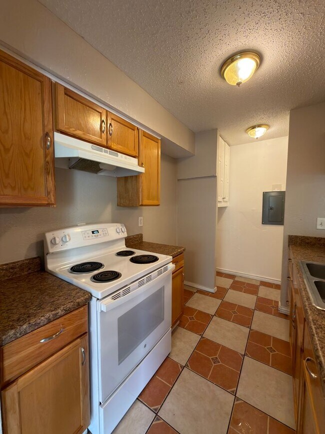 Building Photo - 358 Valley Park Dr