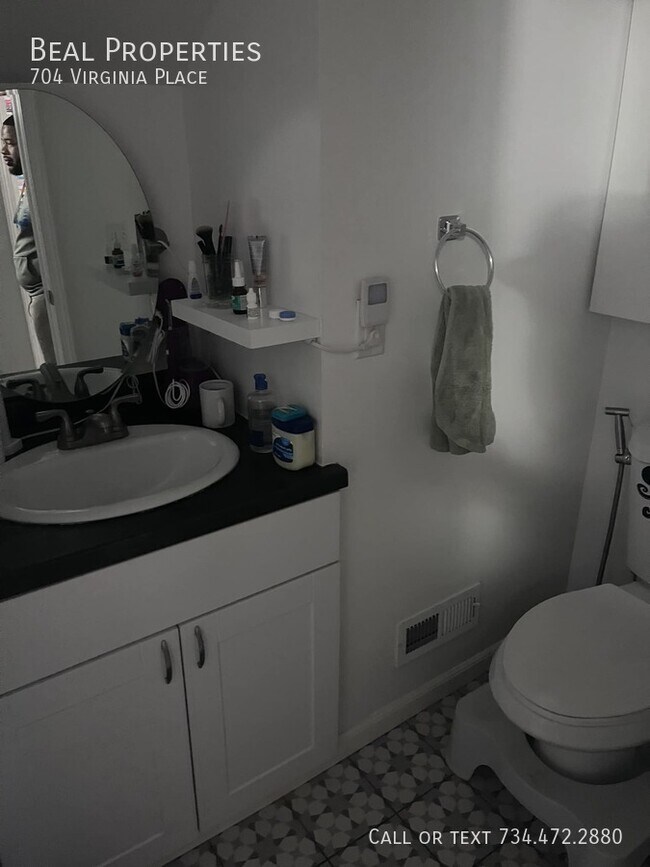 Building Photo - 704 Virginia Pl