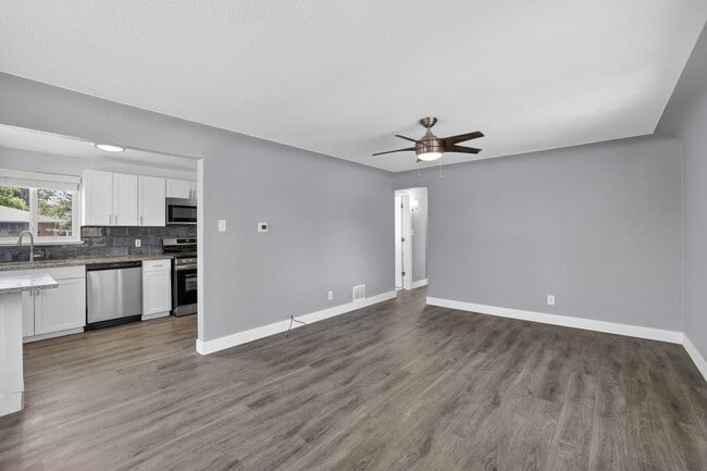 Building Photo - 2 bed 1 bath - Remodeled Home in Denver!