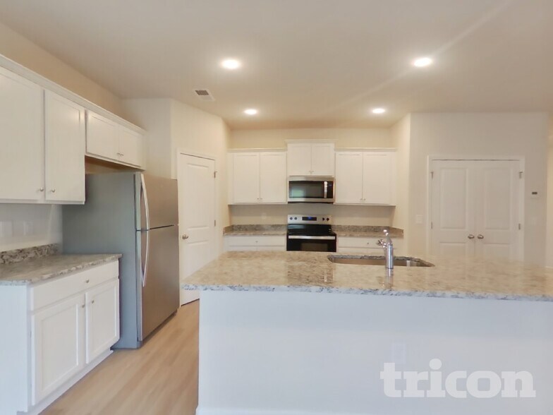 Building Photo - 727 Hawley St