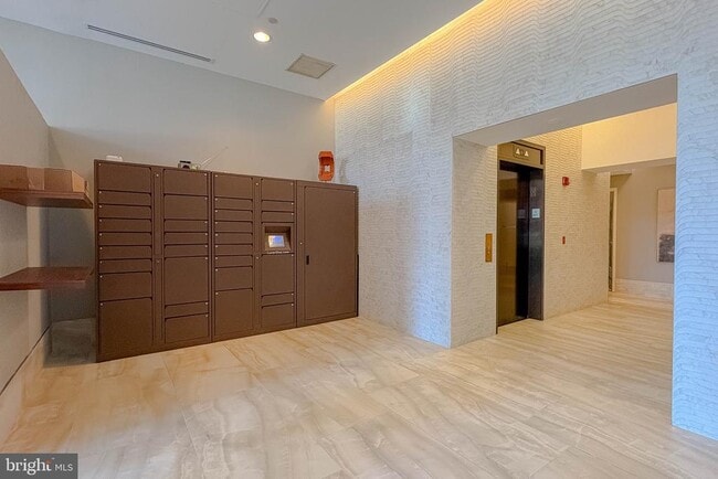 Building Photo - 675 S President St