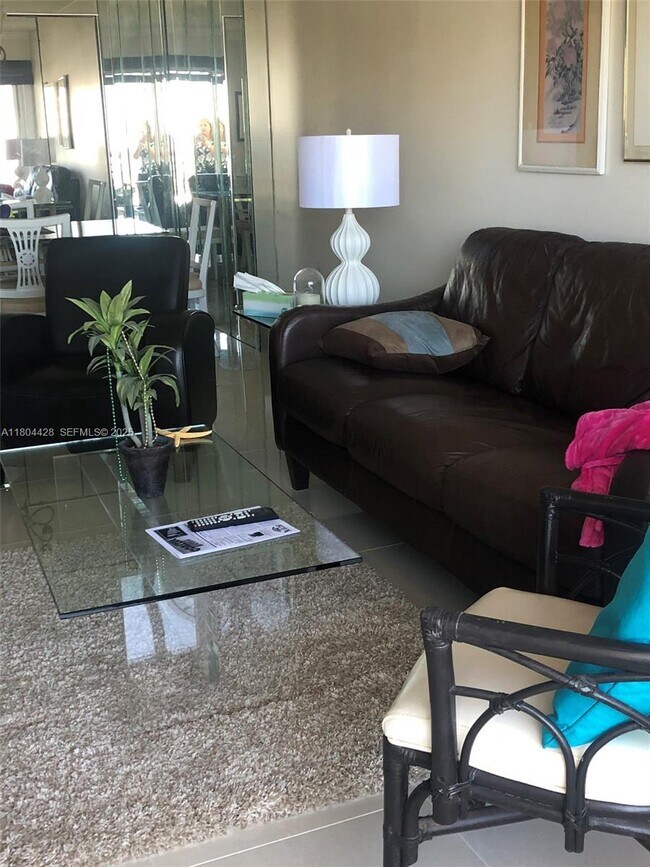 Building Photo - 400 Kings Point Dr