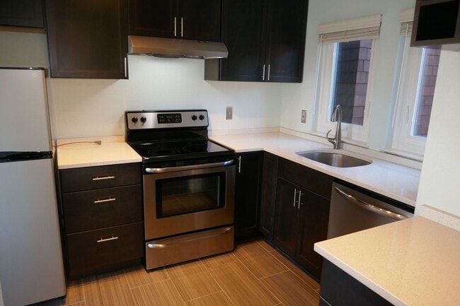 Building Photo - ONE LEVEL TOP-UNIT CONDO IN HEADLANDS WITH STUNNING BAY VIEWS