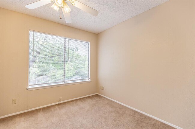 Building Photo - 9524 Quail Village Ln