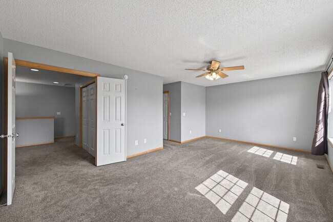 Building Photo - The Lakes Townhome