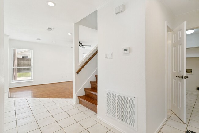 Building Photo - Experience the best of Grapevine living, only moments from charming Historic Downtown.