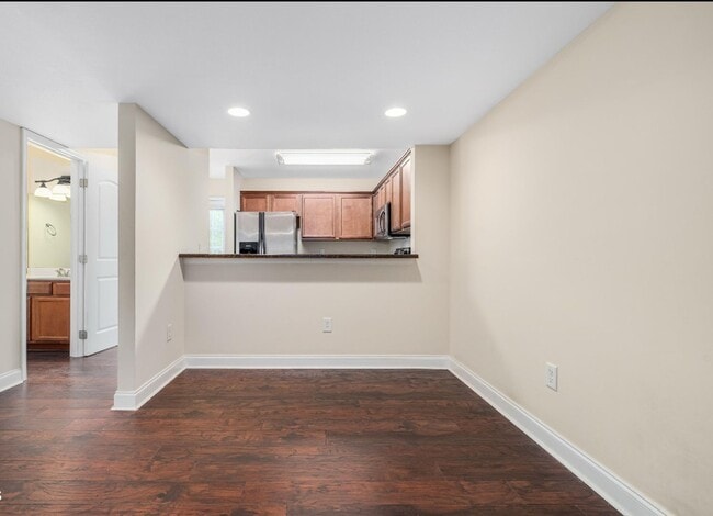 Building Photo - Great Location - 2 Bedroom/2.5 Bath Condo ...