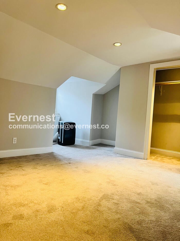 Building Photo - 2913 Davis Ave