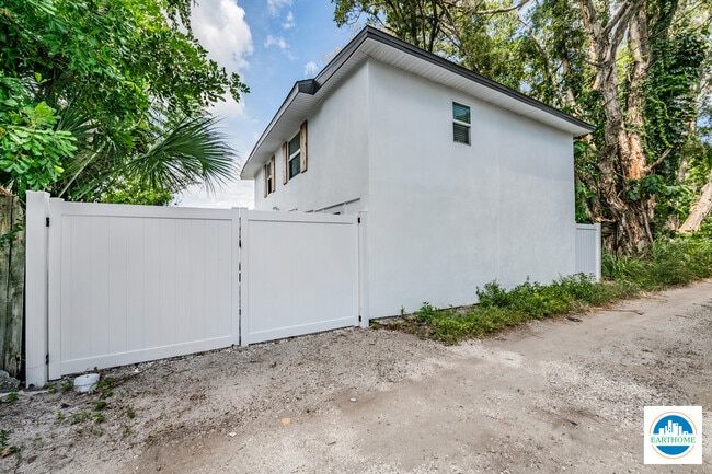 Building Photo - 3226 6th Ave S