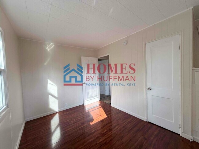 Building Photo - Three Bedroom House | Move in Ready
