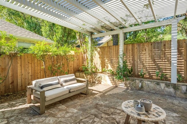 Building Photo - 2729 Kinney Oaks Ct