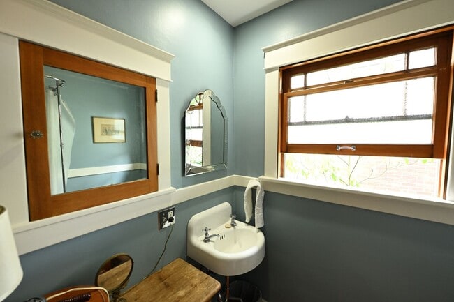 Building Photo - 3bd/2ba Seattle Home