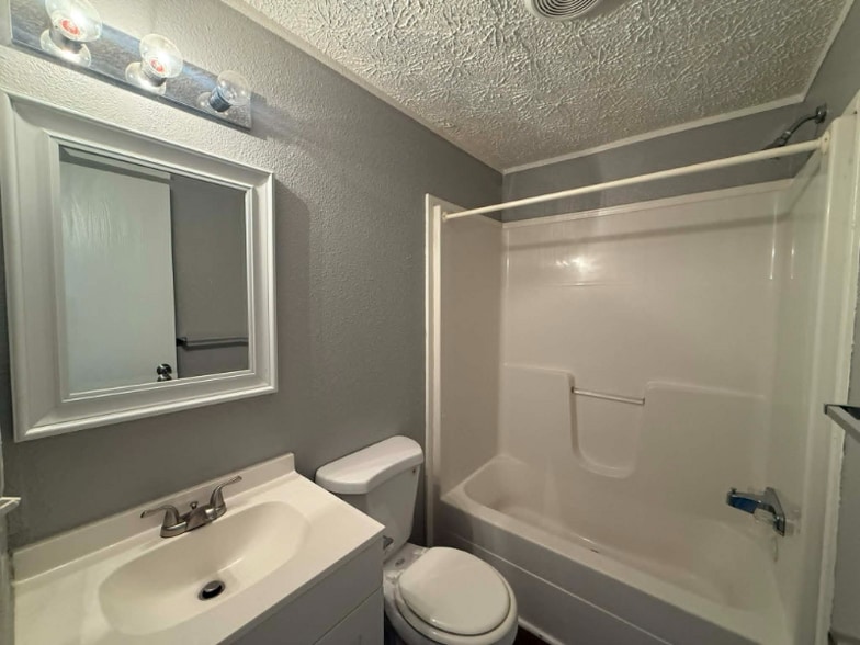 Building Photo - 1236 N Oaklane Rd