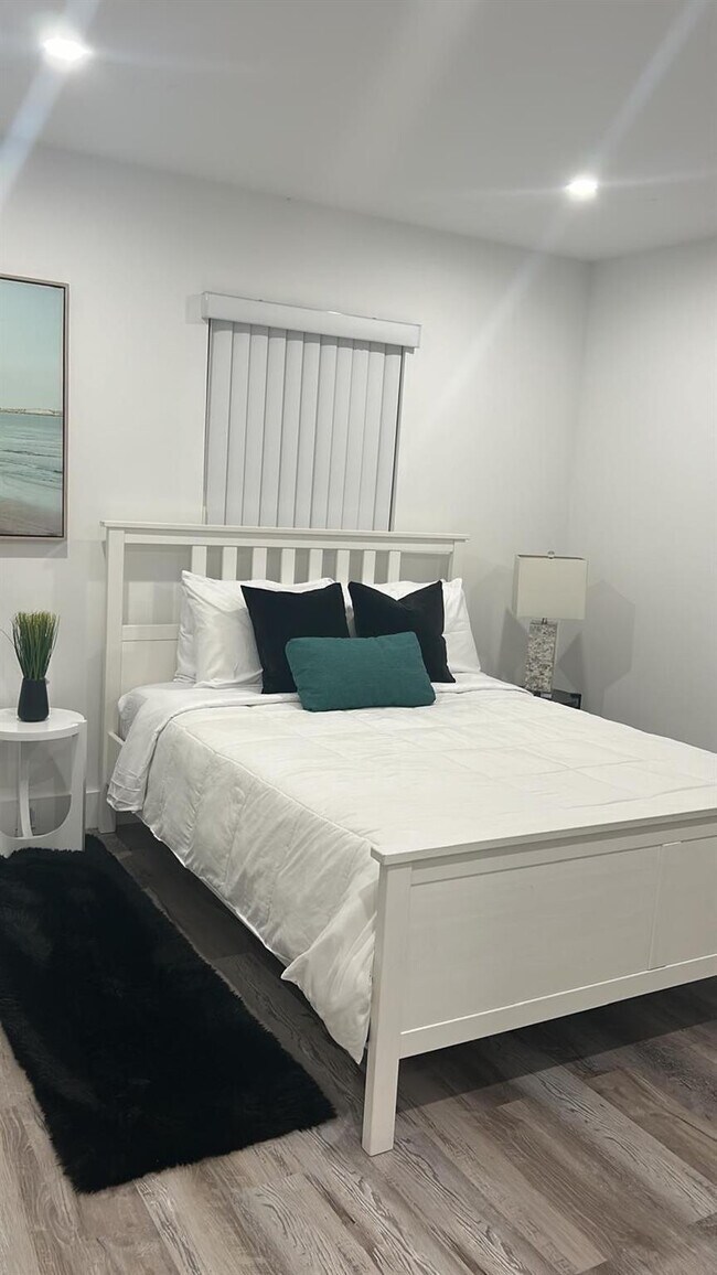 Building Photo - 3201 SW 9th Ave