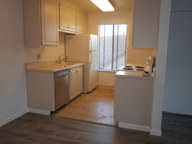 Building Photo - Golden Oaks Condo now available for rent!