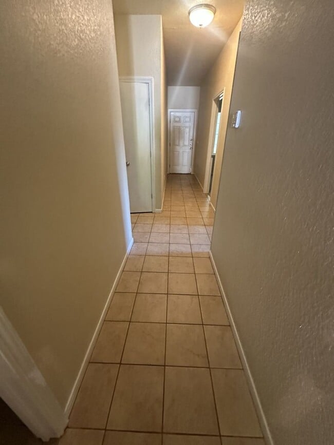 Building Photo - AVAILABLE NOW!!