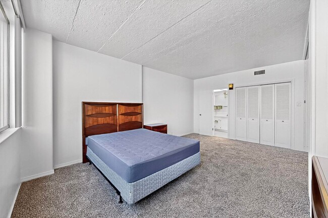 Building Photo - Art Deco Condo 1 Bedroom  1 Bath with cove...
